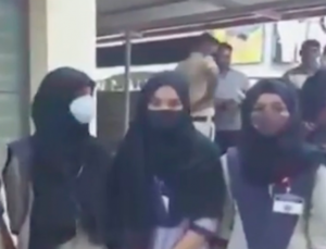 Başörtülü Müslüman öğrenciler haftalardır derslere alınmıyor
