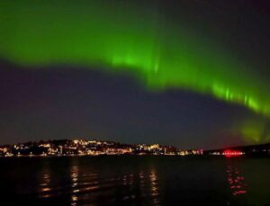 Kuzey Işıkları Stockholm’de gökyüzünü yeşile boyadı