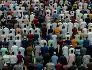Dünyanın birçok ülkesinde Müslümanlar, Ramazan Bayramı’nı kutluyor