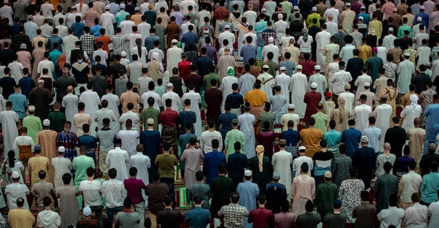 Dünyanın birçok ülkesinde Müslümanlar, Ramazan Bayramı’nı kutluyor