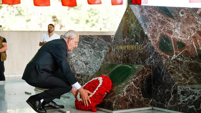 CHP Genel Başkanı Kılıçdaroğlu, Özal ve Menderes’in anıt mezarlarını ziyaret etti